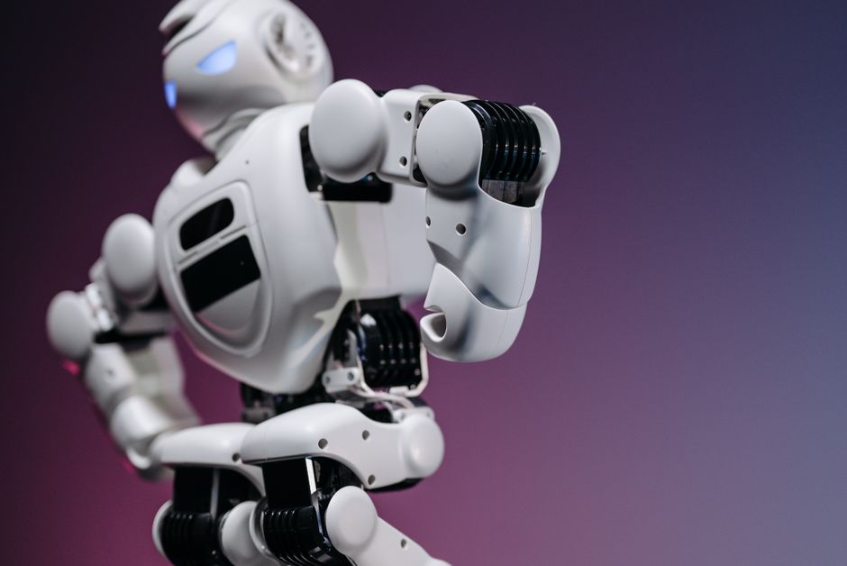 Futuristic AI robot representing the next generation of AI prompting in 2026